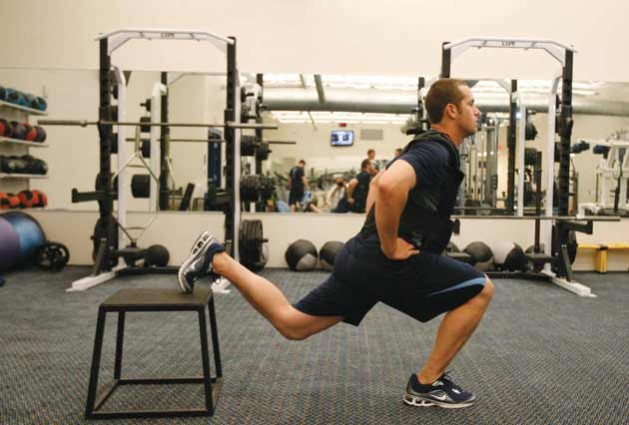 One legged assisted Squat on a weightbench.