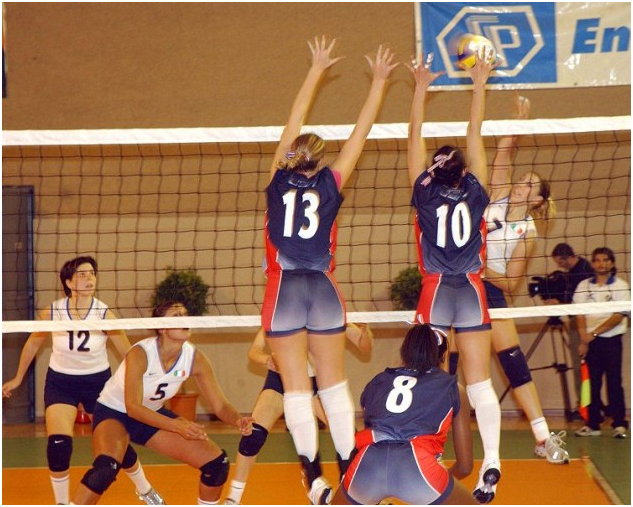 2 players blocking a spike